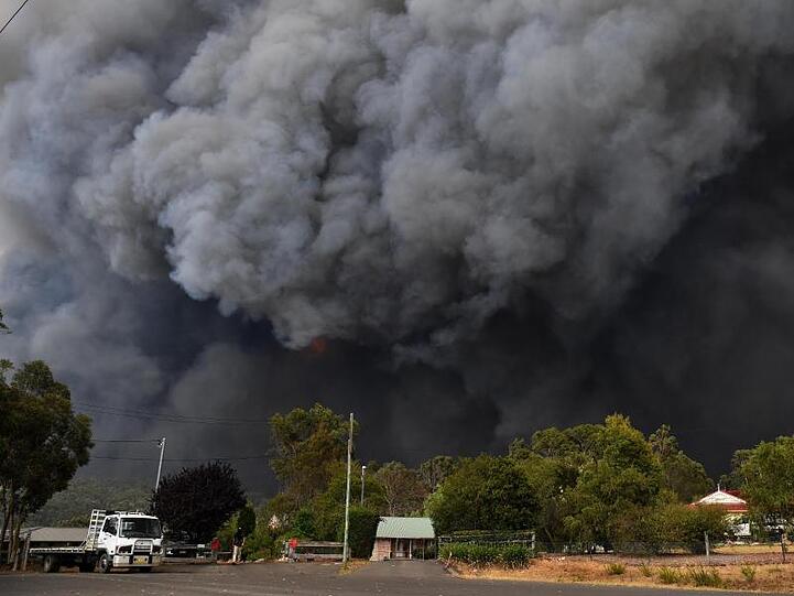 Dichter Rauch steigt aufgrund eines Buschfeuers südwestlich von Sydney auf.