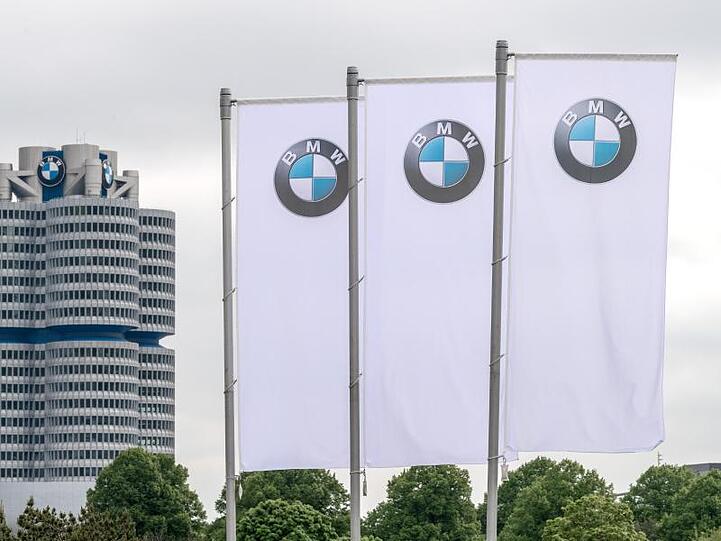 Flaggen mit dem Logo des Münchner Autobauers BMW wehen vor der Olympiahalle.