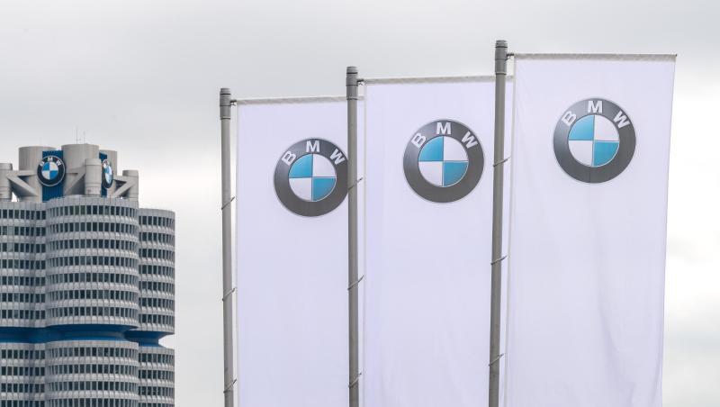 Flaggen mit dem Logo des Münchner Autobauers BMW wehen vor der Olympiahalle. Flaggen mit dem Logo des Münchner Autobauers BMW wehen vor der Olympiahalle.