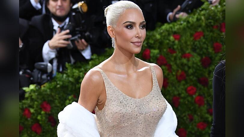 Kim Kardashian trug nicht nur dieses Kleid von Marilyn Monroe am Abend der Met Gala.