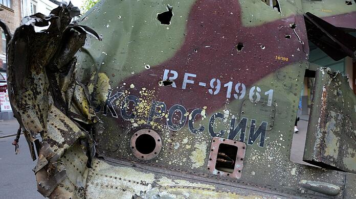 Ein Teil des Leitwerks eines zerstörten russischen Militärflugzeugs vom Typ SU-25.