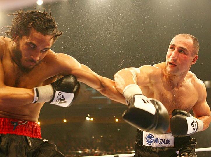 Box-Weltmeister Arthur Abraham (r.) tanzt Tango - zur Vorbereitung auf einen Kampf.
