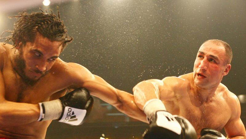 Box-Weltmeister Arthur Abraham (r.) tanzt Tango - zur Vorbereitung auf einen Kampf. Box-Weltmeister Arthur Abraham (r.) tanzt Tango - zur Vorbereitung auf einen Kampf.