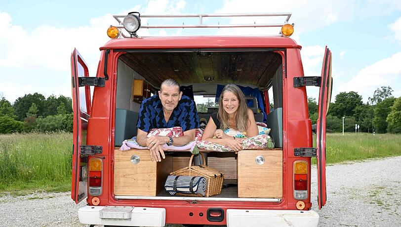 Rollendes Zuhause: Götz Otto und Frau Sabine liegen im Camper.