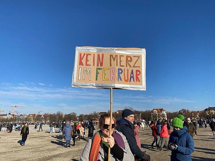 Die Demonstranten beweisen durchaus Kreativität und Wortwitz.