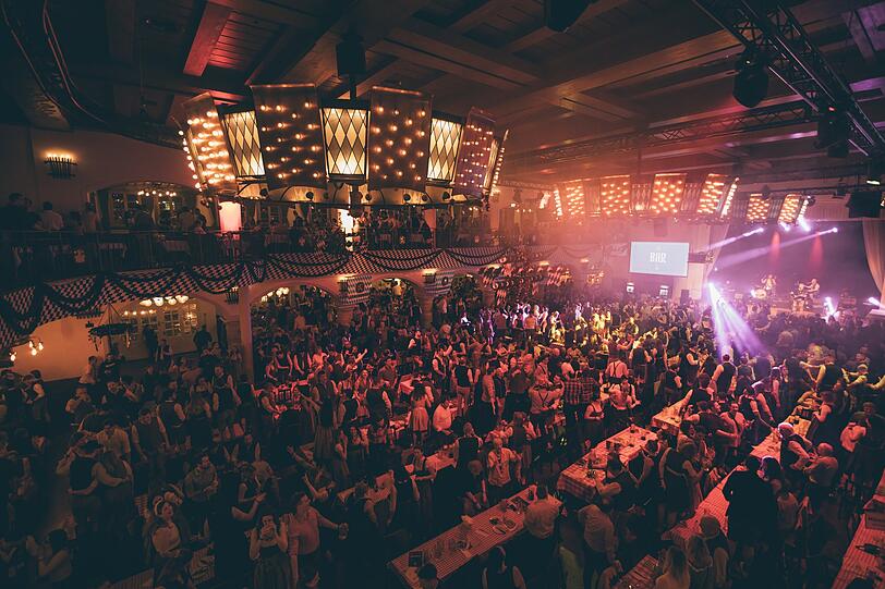 Im L&ouml;wenbr&auml;ukeller wird das Starkbierfest gefeiert.