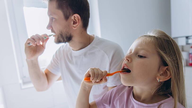 Die meisten Zahncremes enthalten Fluorid. Die M&uuml;nchner Initiative "Beyond Fluorid" warnt davor und propagiert andere Produkte. Doch nun wirft die Finanzierung der, nach eigener Bezeichnung, unabh&auml;ngigen Initiative Fragen auf. (Symbolbild)