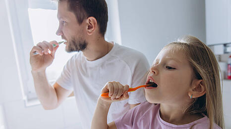 Die meisten Zahncremes enthalten Fluorid. Die M&uuml;nchner Initiative "Beyond Fluorid" warnt davor und propagiert andere Produkte. Doch nun wirft die Finanzierung der, nach eigener Bezeichnung, unabh&auml;ngigen Initiative Fragen auf. (Symbolbild)