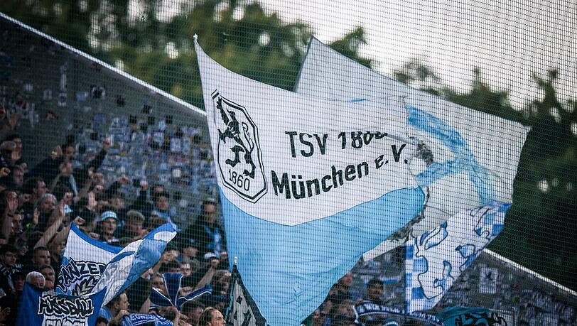 Fahnen von 1860 M&uuml;nchen werden geschwenkt. (Symbolbild)