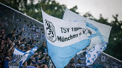 Fahnen von 1860 M&uuml;nchen werden geschwenkt. (Symbolbild)