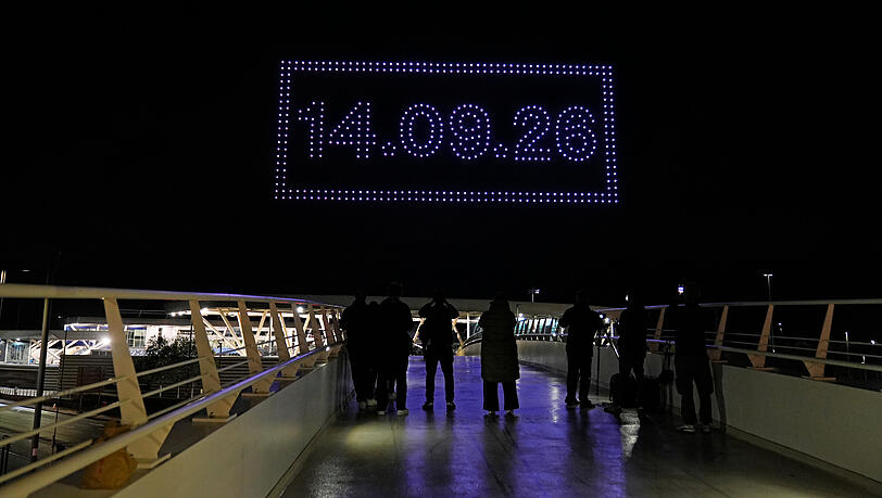 Eine Drohnen-Lichtshow &uuml;ber dem Fu&szlig;ballstadion "Joie Stadium" auf dem Etihad Campus in Manchester, mit der das Datum der bevorstehenden Bekanntgabe der Oasis-Tourtermine angek&uuml;ndigt wurde. Foto: Peter Byrne/PA Wire/dpa