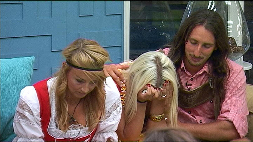 Prominenter Zuwachs im Big-Brother-Haus: Topmodel-Kandidatin Gina Lisa Lohfink ist eingezogen und liefert sich am ersten Tag gleich eine heiße Dusche. Die Bilder