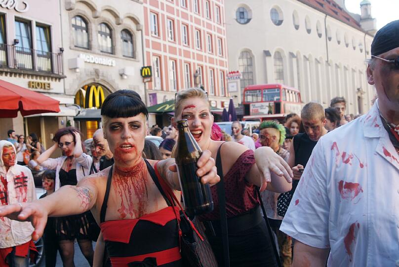 Die neue Staffel von "The Walking Dead" startet demnächst wieder bei FOX. Fans dieser Thriller- Reihe aus aller Welt feiern das auf sehr spekakuläre Art und Weise: Mit einem Zombiewalk. Übel zugerichtet und mit Kunstblut übersät erschrecken gut 700 Fans die Münchner am Karlsplatz Stachus. Die schrägsten Bilder.