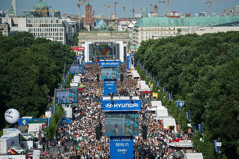 In der Hauptstadt feiert man seit Jahren immer wieder traditionell auf der Fanmeile auf der Straße des 17. Juni.