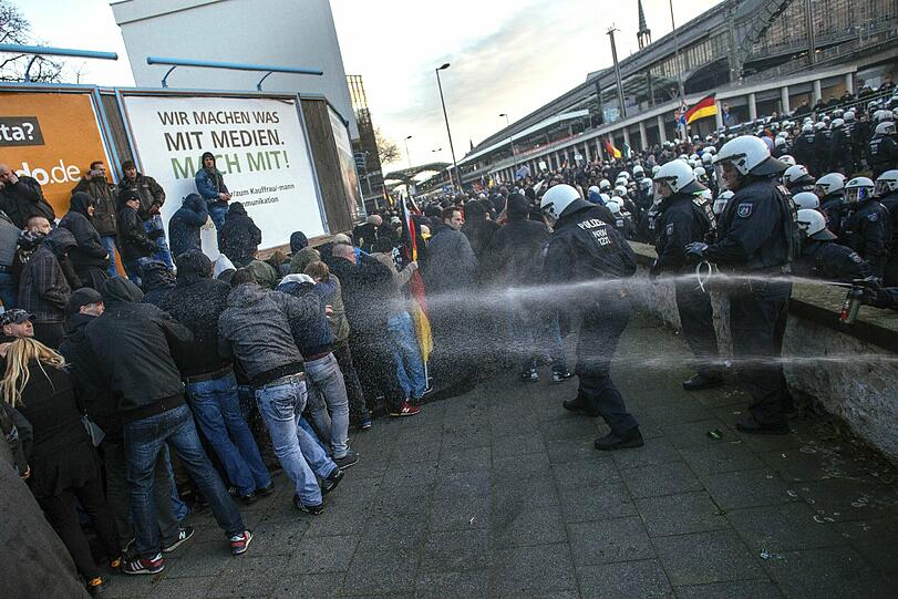 In Köln gingen am Samstag rechte und linke Grupperungen auf die Straße - es wurde hitzig.