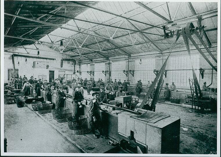 Eine Szene aus der Müllsortierhalle in Puchheim. Das Bild muss um das Jahr 1900 entstanden sein.