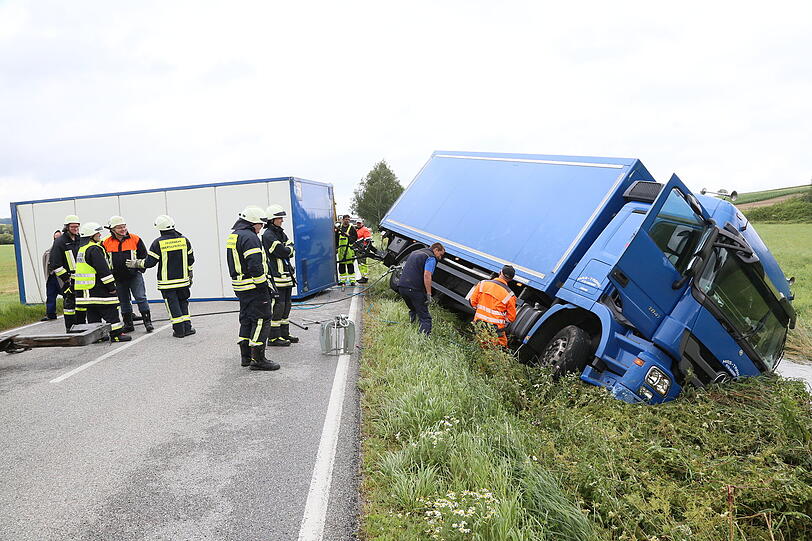 Ein Lkw kommt ins Schleudern und landet im Straßengraben. Die Bilder vom Unfallort.