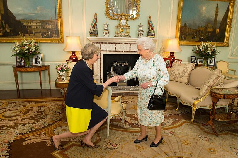Zwei Ladys unter sich: Die frisch gekürte britische Premierministerin Theresa May (l.) zeigt bei ihrer Queen-Audienz einen royalen Vorzeigeknicks.