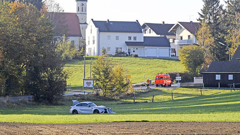 Der BMW kam von der Straße ab, prallte gegen einen Baum und landete schließlich auf einer Wiese. Die Einsatzkräfte konnten nur noch den Tod des Fahrers feststellen.