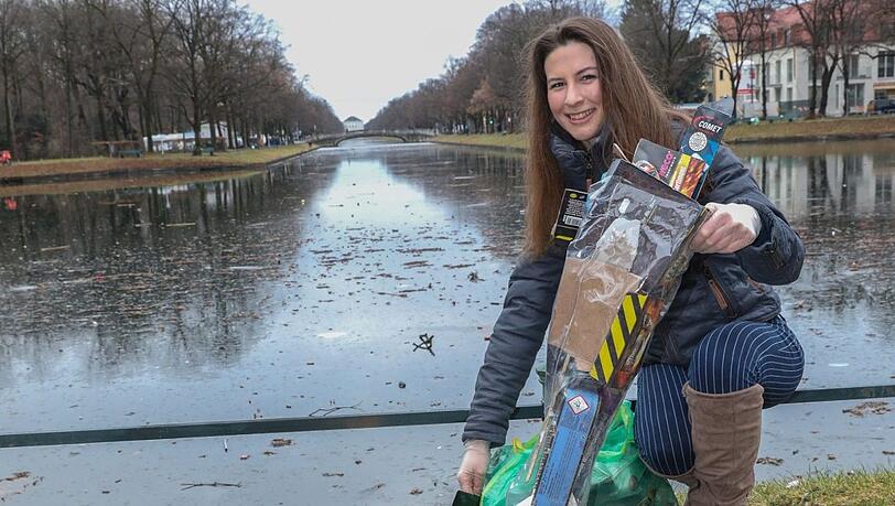Sophie Harper (21) bei der alljährlichen Silvesteraufräumaktion der Grünen am Nymphenburger Schlosskanal. Sophie Harper (21) bei der alljährlichen Silvesteraufräumaktion der Grünen am Nymphenburger Schlosskanal.