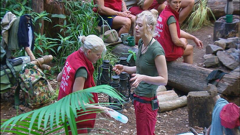 Melanie Müller (l.) möchte von Larissa Marolt wissen, wo ihr Handtuch und ihre Zahnbürste geblieben sind. Melanie Müller (l.) möchte von Larissa Marolt wissen, wo ihr Handtuch und ihre Zahnbürste geblieben sind.
