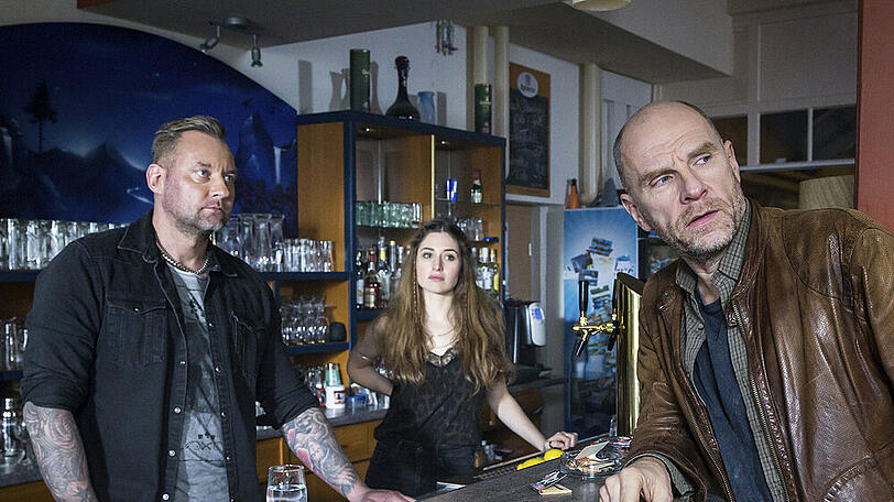 "Wolfsland: Irrlichter": Butsch (Götz Schubert, r.) befragt Goran Tonka (Marko Dyrlich) und Paula (Deleila Piasko) in Club