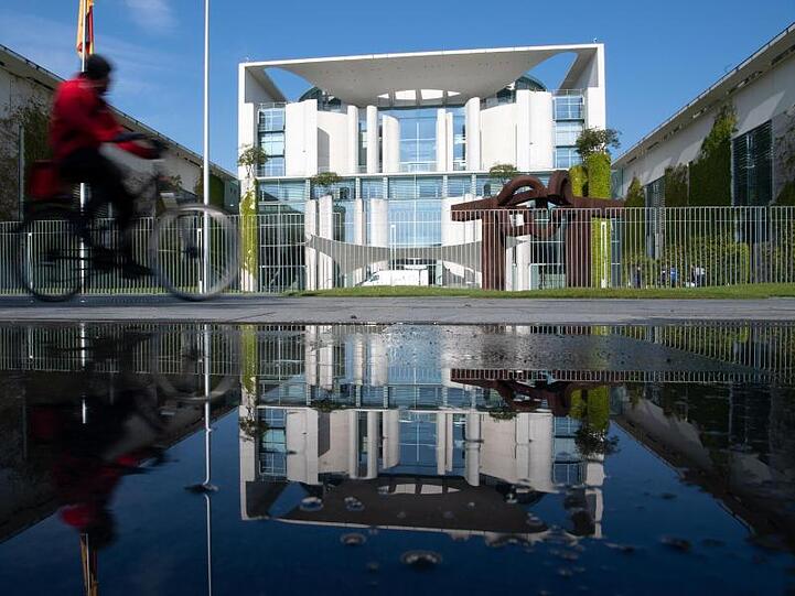 Zur Zukunft der deutschen Autoindustrie treffen sich Automanager, mehrere Minister, die Spitzen von Union und SPD mit Kanzlerin Merkel im Kanzleramt.