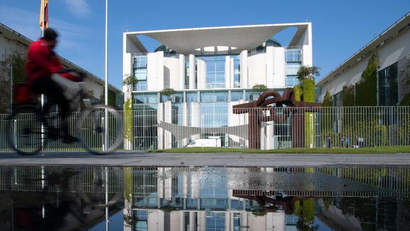 Zur Zukunft der deutschen Autoindustrie treffen sich Automanager, mehrere Minister, die Spitzen von Union und SPD mit Kanzlerin Merkel im Kanzleramt. Zur Zukunft der deutschen Autoindustrie treffen sich Automanager, mehrere Minister, die Spitzen von Union und SPD mit Kanzlerin Merkel im Kanzleramt.