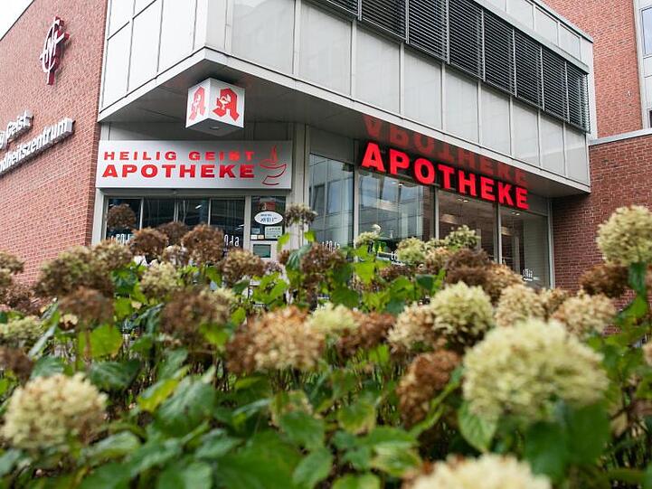 Nach dem Tod einer Mutter und ihrem Säugling durch vergiftete Glukose aus einer Kölner Apotheke ermittelt eine rund 20-köpfige Mordkommission.