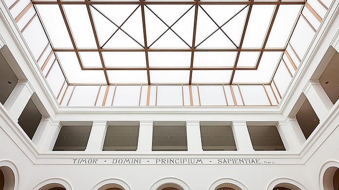 Mehr Transparenz - in jeder Hinsicht: Über dem Lichthof ist die alte Holzdecke durch einen Glasüberbau ersetzt worden.