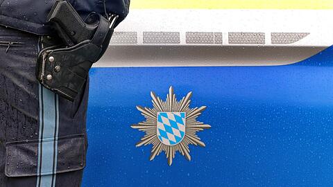 In München wurde ein BMW-Fahrer auf einem Parkplatz überfallen. Zwei der drei Täter sitzen in U-Haft. (Symbolbild)