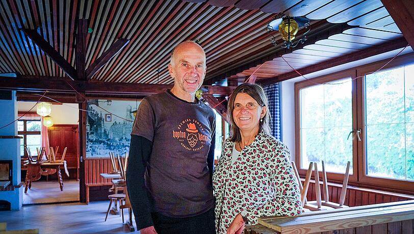 Brauer Werner Schuegraf (62) und Lebensmitteltechnologin Andrea Stemmer (57) von der Brauerei Hopfenhäcker: Das Bräustüberl neben der Brauerei bekommt einen neuen Pächter. Die beiden sind zuversichtlich, dass die Zusammenarbeit gut gelingt.