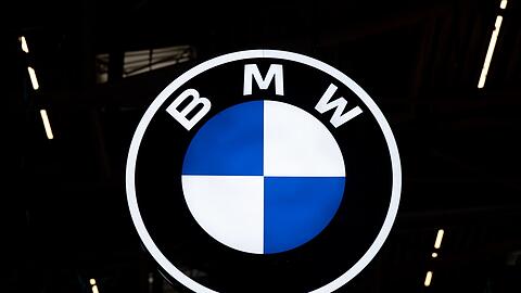 BMW bekommt die Krise zu spüren, bewältigt sie bisher aber besser als die heimische Konkurrenz.