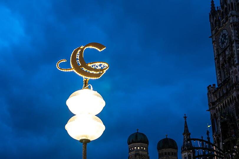 „C“ mit Geschenkschleifenschwung: Wussten Sie, dass es das Logo für den Christkindlmarkt ist, passend zum „O“ für Oktoberfest? „C“ mit Geschenkschleifenschwung: Wussten Sie, dass es das Logo für den Christkindlmarkt ist, passend zum „O“ für Oktoberfest?