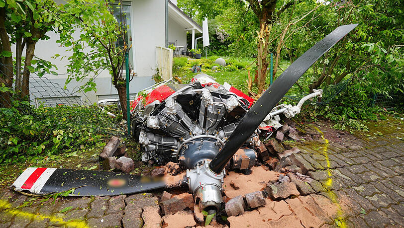 Bei einem Flugzeugabsturz sind zwei Insassen ums Leben gekommen.