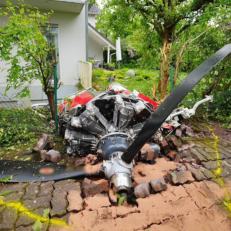 Bei einem Flugzeugabsturz sind zwei Insassen ums Leben gekommen.