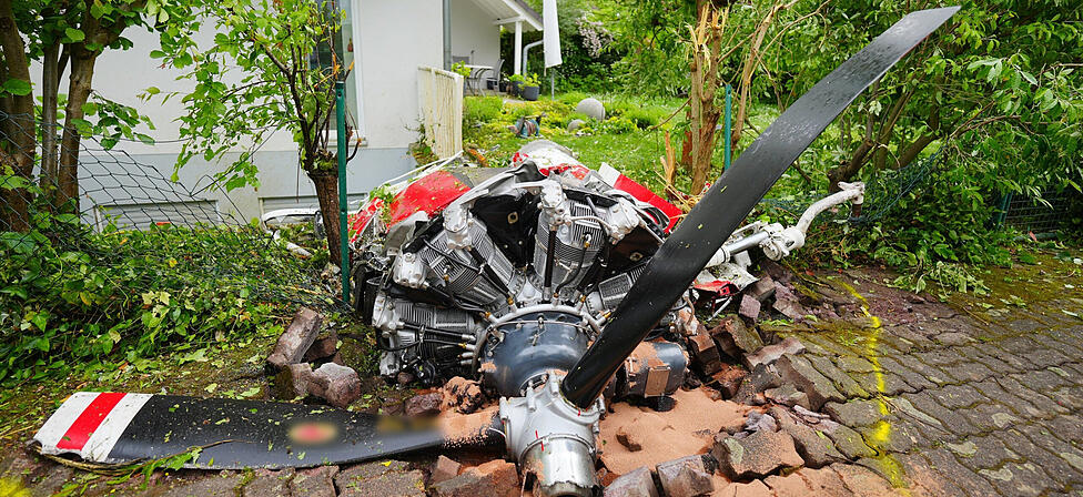 Bei einem Flugzeugabsturz sind zwei Insassen ums Leben gekommen.