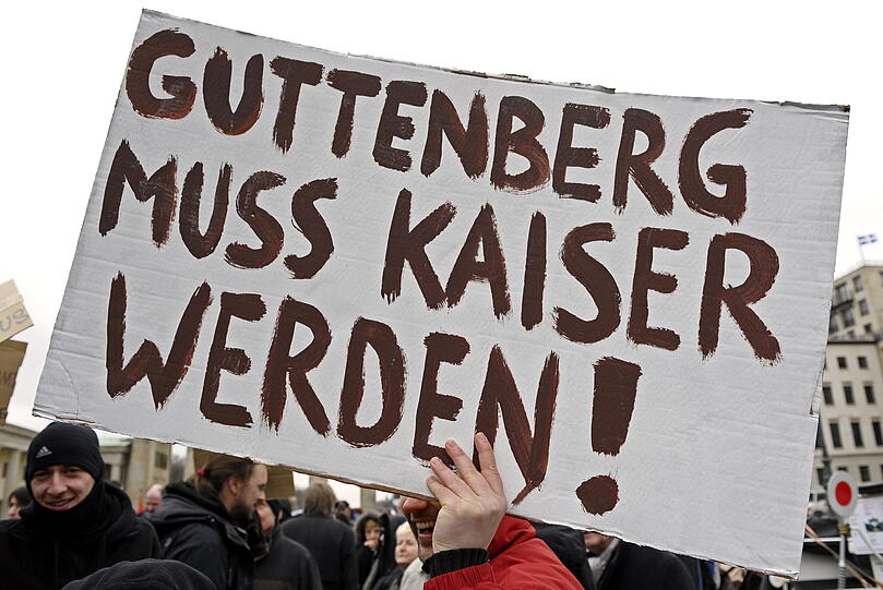 Guttenberg Befürworter und Gegner haben sich am Brandenburger Tor versammelt.