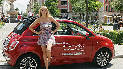 Alice Müller, Siegerin vom AZ Wettbewerb Schöne Münchnerin 2011, präsentiert den Fiat 500 von Fiat Häusler in München.