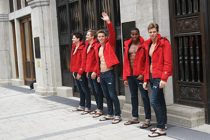 Nein, beim bunten Treiben handelt es sich um die Neueröffnung des ersten Abercrombie & Fitch-Flagstores in München...