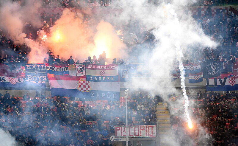 Nach dem Pyrotechnik-Eklat im EM-Qualifikationsspiel zwischen Italien und Kroatien sind 17 kroatische Fußball-Fans festgenommen worden