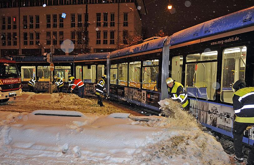 Schnee-Einsatz: Im Bereich Max-Weber-Platz musste die Feuerwehr eine entgleiste Tram wieder in die Spur bringen.