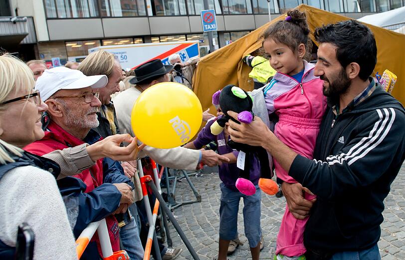 Am Samstag sind 6900 Flüchtlinge am Hauptbahnhof München angekommen. Über Nacht kamen noch einmal 2000 dazu.