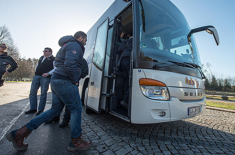 Der Landshuter Landrat Peter Dreier (Freie Wähler) schickte am Donnerstag einen Bus mit rund 31 Flüchtlingen zum Kanzleramt nach Berlin.