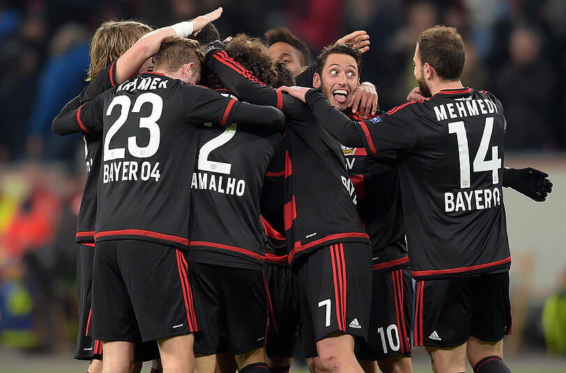 Leverkusens Mannschaft feiert den zwischenzeitlichen Treffer zum 2:1.