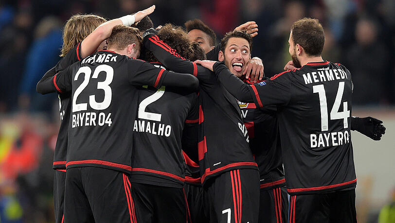 Leverkusens Mannschaft feiert den zwischenzeitlichen Treffer zum 2:1. Leverkusens Mannschaft feiert den zwischenzeitlichen Treffer zum 2:1.