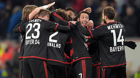 Leverkusens Mannschaft feiert den zwischenzeitlichen Treffer zum 2:1.