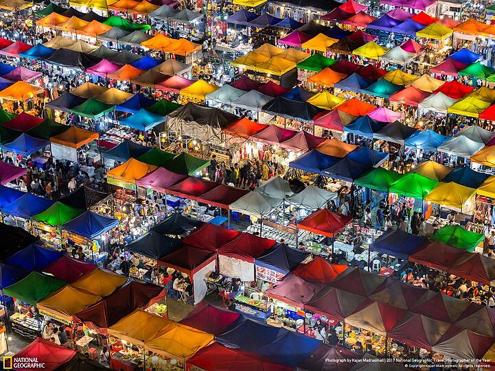 Und noch ein Liebling der "National-Geographic"-Leser: ein regenbogen-bunter Markt auf Bangkoks Straßen. Der Fotograf: Kajan Madrasmail.