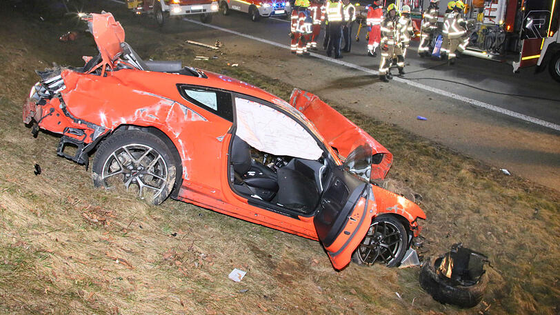 Die beiden Sportwagen sind Schrott, die A94 gleicht einem Trümmerfeld. Die Bilder vom schweren Unfall am Samstagabend.