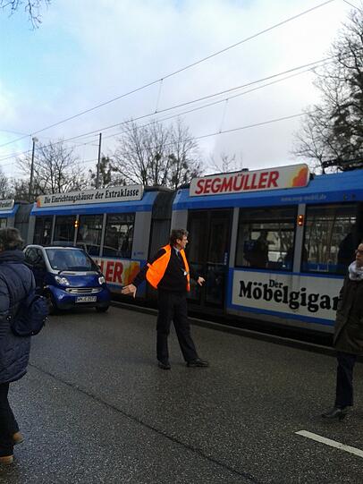 Panne auf der Tramlinie 16 und 17 am Dienstagmorgen. Die Bilder.